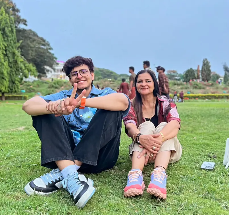 Nischay Malhan with her mother they are sitting in the park