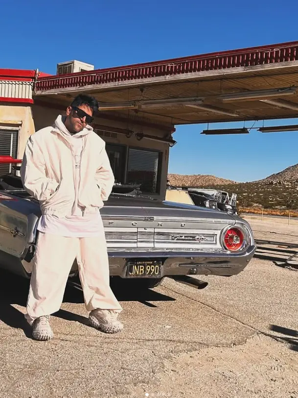 Guru Randhawa Net Worth ₹50 Crore? Guru Randhawa Standing behind the Vintage car